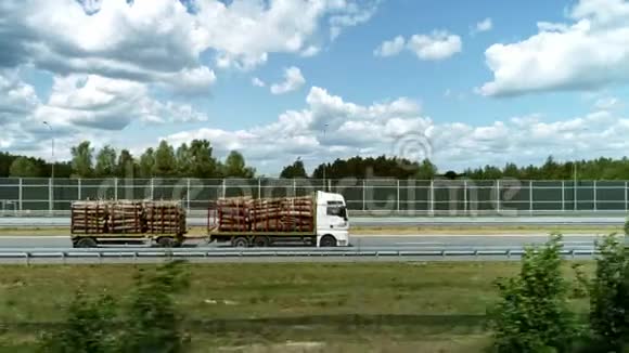 原木桩卡车的无人视野视频的预览图
