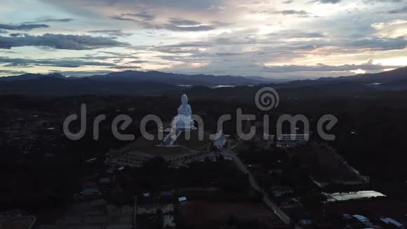 淮公中国寺庙鸟瞰图泰国清莱视频的预览图