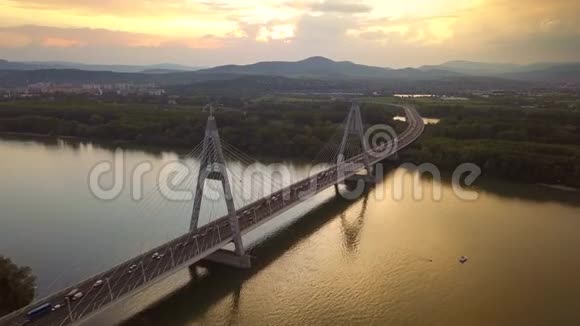 匈牙利布达佩斯日落时分在梅盖里大桥上空飞行4K下午交通繁忙有格洛登天空和布达山视频的预览图