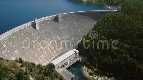 无人机拍摄了一段视频视频拍摄于山与森林之间的一条河流前面的一座大坝上下面是一座水库视频的预览图