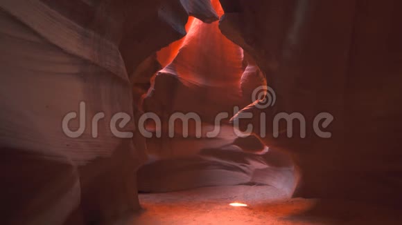 太阳照耀着上羚羊峡谷的地面蔚蓝视频的预览图