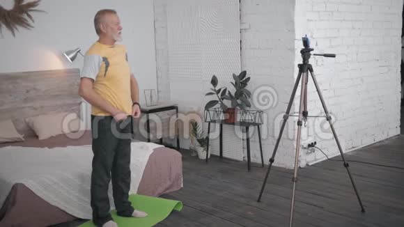 受欢迎的博客作者佩皮老人通过记录健康概念来谈论对他的追随者有用的锻炼视频的预览图