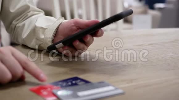 妇女输入信用卡号码购买礼品的动议视频的预览图