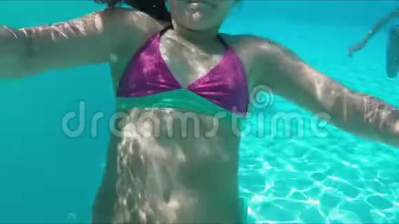 女孩在泳池里游泳挥动双手视频的预览图