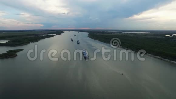 鸟瞰河流驳船蓝天倒映在水中视频的预览图
