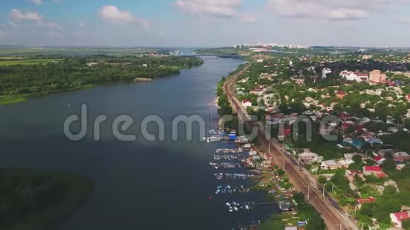 河从上面船在码头村在岸边风景优美视频的预览图