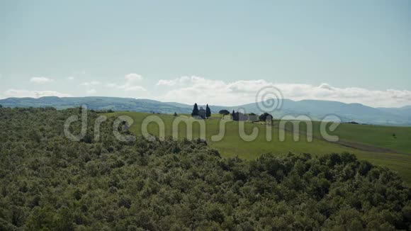 美丽的绿色春天景观与教堂维塔塔与起伏的山丘托斯卡纳视频的预览图