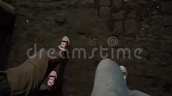 穿着彩色运动鞋的女性和男性的腿沿着罗马的街道行走上面拍摄的自拍视频视频的预览图