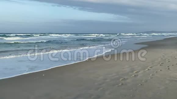 碧海蓝天的空沙滩视频的预览图
