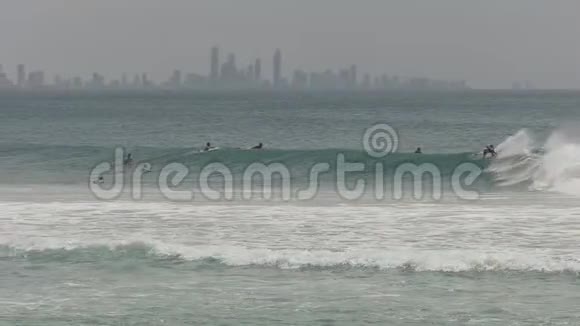 一个冲浪者在昆士兰黄金海岸Kirra表演一个削减动作的60fps片段视频的预览图