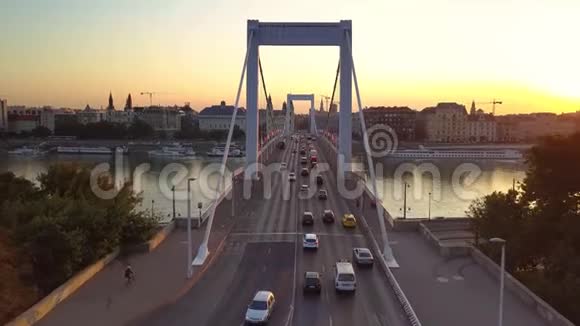 匈牙利布达佩斯4K飞机通过伊丽莎白桥日出时早晨交通繁忙视频的预览图