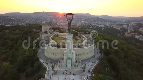 匈牙利布达佩斯日落时分用布达山向格勒特山自由女神像飞去视频的预览图