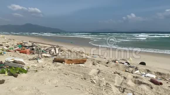 海滩上的垃圾环境污染视频的预览图