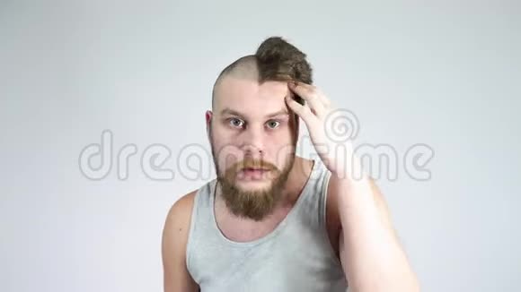 那家伙半剃头发盯着自己的倒影半个秃头视频的预览图