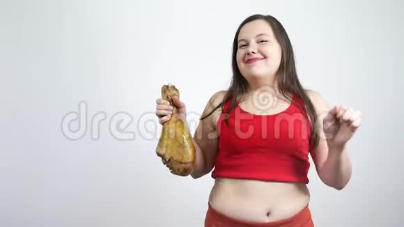 胖女孩手里拿着一条鸡腿跳舞体阳性体阳性视频的预览图