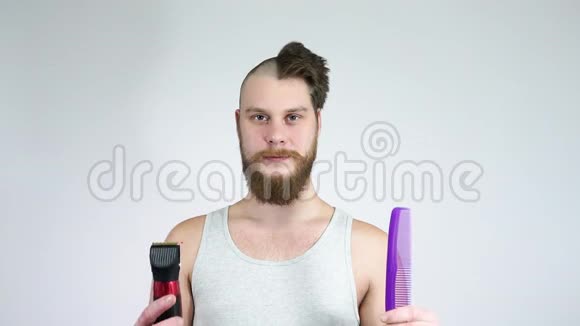 半剃光头的人拿着剪刀和梳子前后的概念视频的预览图