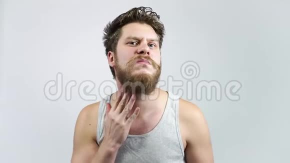 人摸他浓密的胡须镜子里的胡子的家伙视频的预览图