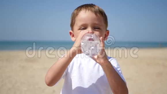 孩子喜欢喝透明塑料瓶里的水然后微笑视频的预览图