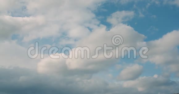 美丽动人的云彩映衬着蓝天视频的预览图