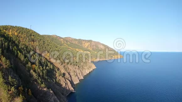 从鸟瞰海岸线陡峭岩石海岸的鸟瞰图视频的预览图