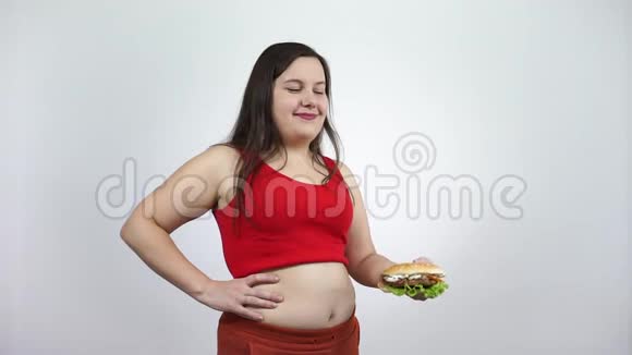 吃汉堡包的超重女孩吃快餐和肥胖视频的预览图