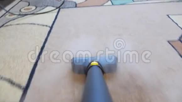 蒸汽清洁剂蒸脏地毯视频的预览图