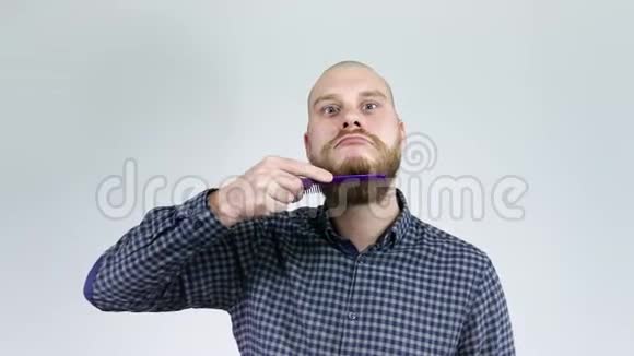 那个秃头留胡子的家伙在镜子前梳理胡子视频的预览图