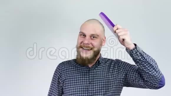 一个穿着衬衫满脸胡须梳着紫色梳子的男人视频的预览图