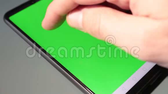 带有绿色屏幕和绿色背景的人手打字视频的预览图