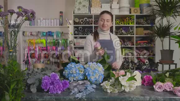 在花艺设计工作室工作的女花艺师视频的预览图