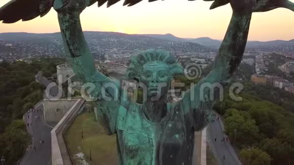 匈牙利布达佩斯日落时分从格勒特山自由女神像起飞4K与布达山视频的预览图