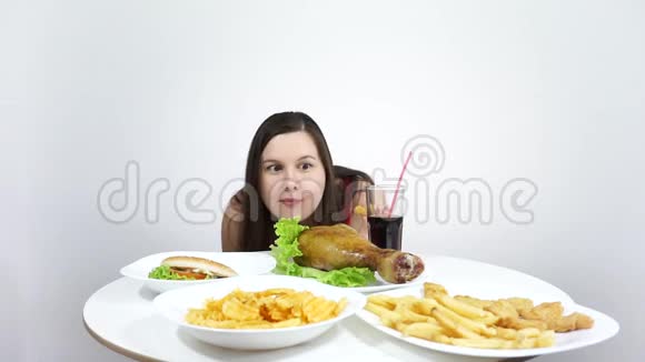 节食的女孩起飞吃快餐吃饭贪吃视频的预览图