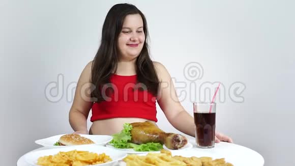 超重的女人吃快餐有害的食物肥胖视频的预览图