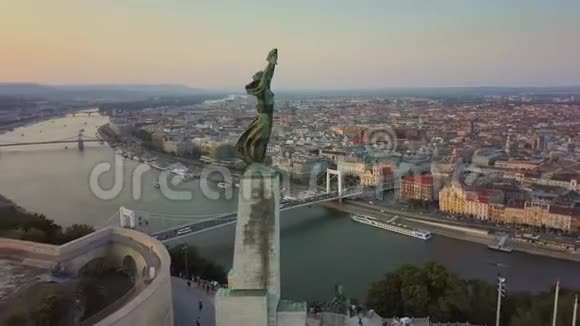 布达佩斯匈牙利4公里日落时环绕盖勒特山上的自由女神像视频的预览图