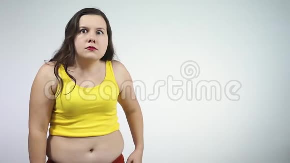 超重的问题胖女孩碰了碰你的胖手视频的预览图
