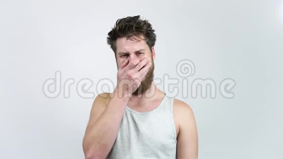 那个留着胡子的人在哭一个年轻人哭着试着视频的预览图