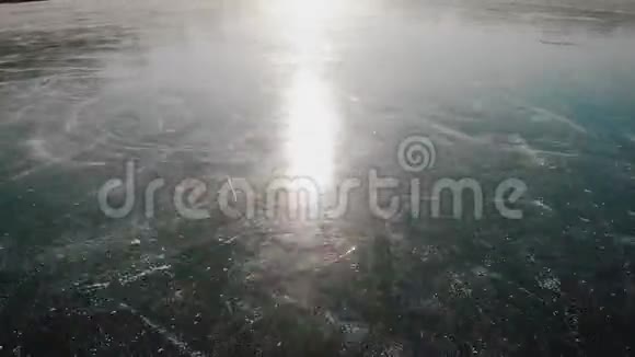 冬季冰冻湖的鸟瞰图视频的预览图