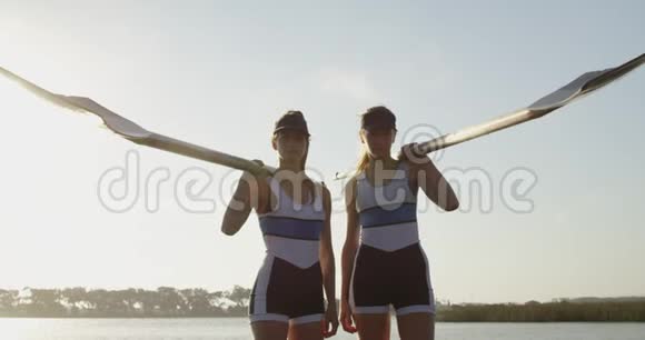 两名女性划手在河边的画像视频的预览图
