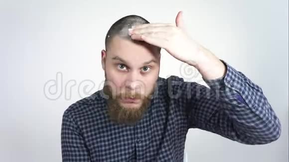 男性擦头霜以恢复头发和看相机视频的预览图