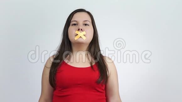 节食的胖女人拒绝不健康的汉堡快餐视频的预览图