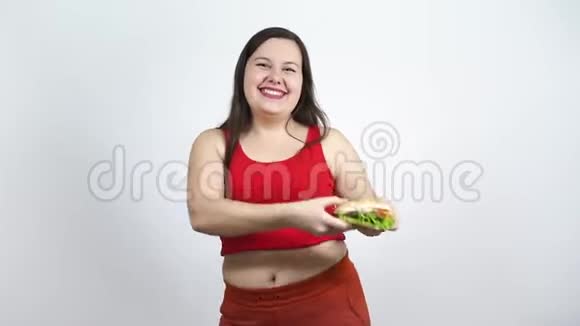 再加上大小的女人吃汉堡喝可乐快餐超重肥胖视频的预览图