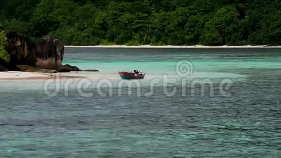 热带岛屿与船特雷斯岛马河塞舌尔横向观察视频的预览图