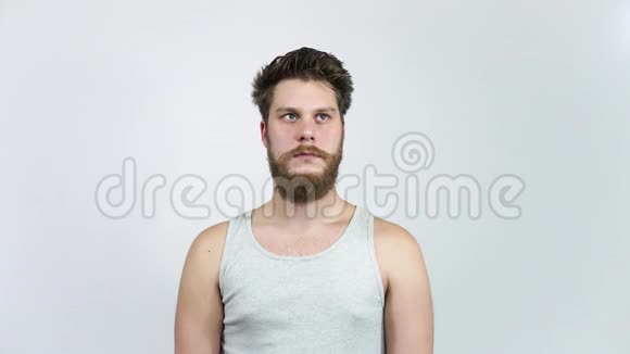 沮丧的男人看着相机一个有着忧郁胡子的年轻人视频的预览图
