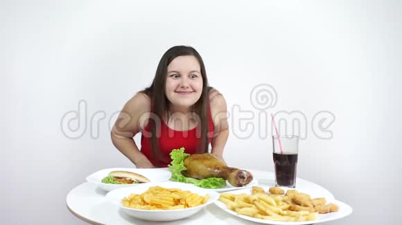 超重女孩看着食物微笑不健康垃圾食品肥胖视频的预览图
