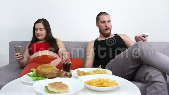 胖女孩用手机他看电视家庭关系不好视频的预览图
