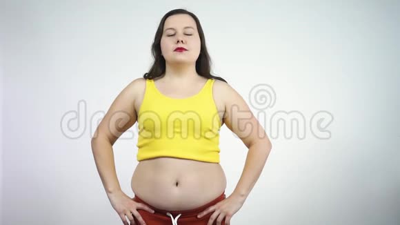 胖女人从事健身和漂亮的微笑身体正面概念视频的预览图