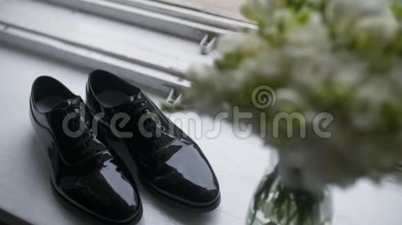 优雅的黑色鞋子新郎准备婚礼视频的预览图