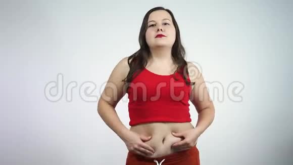 胖胖的年轻女人扭动着肚子微笑着身体正面概念视频的预览图