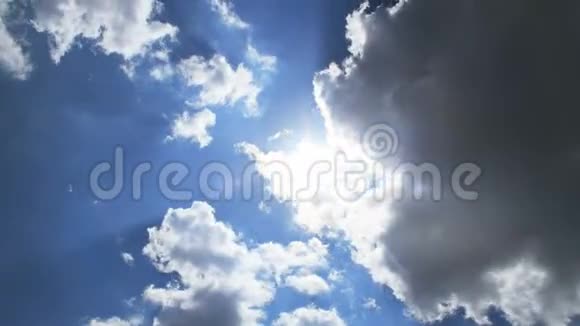蓝天晴朗美丽的云空间天气4k视频的预览图