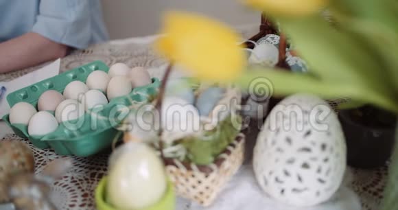 复活节快乐餐桌上的复活节彩蛋装饰品视频的预览图